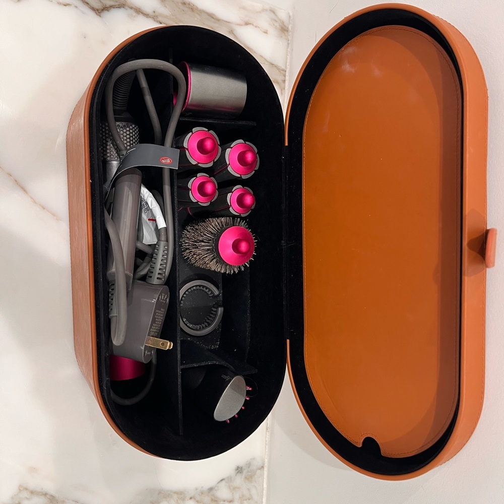 DOES NOT WORK! Dyson air wrap with all attachments and case!
